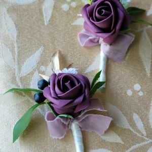 Boutenneires (2) & small toss bouquet for the single ladies!